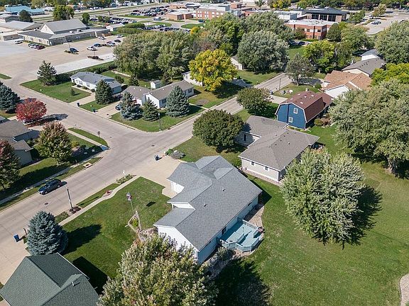 3rd image of 2701 Zenith Ave