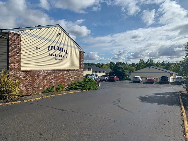 Apartment in West Salem near banks, shopping areas, bus lines, and downtown! ~ Colonial — Photo 38