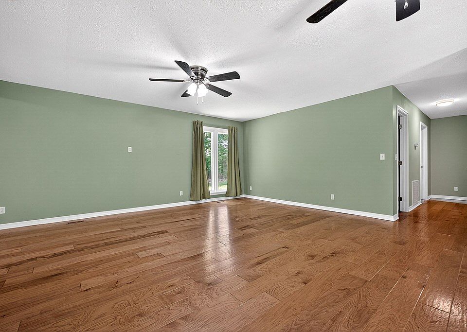 10th image of 214 Boyd Creek Rd