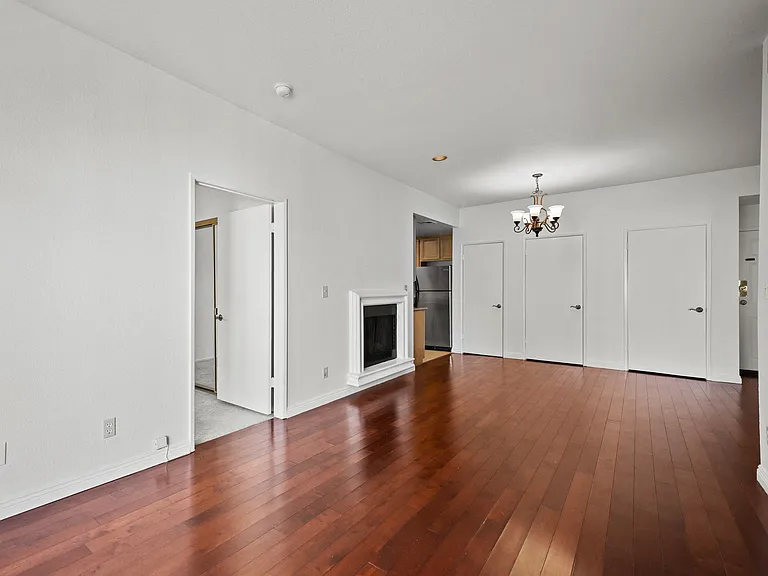 111 S Croft Ave — Photo 24