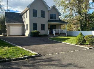 418 Idaho St, Lindenhurst, NY 11757