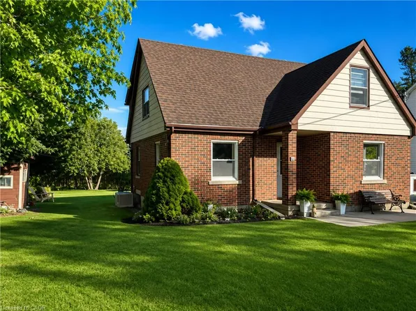 15 Barrett Ave, Cambridge, ON N1R 3A1
