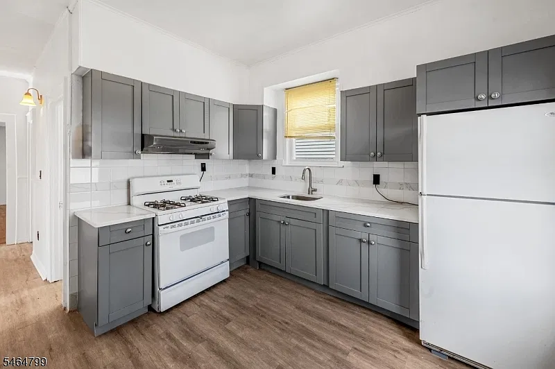 3 bed, 1.0 bath, $2,200 — Photo 3
