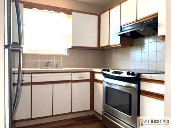 5th image of 289 Main St APT 4E
