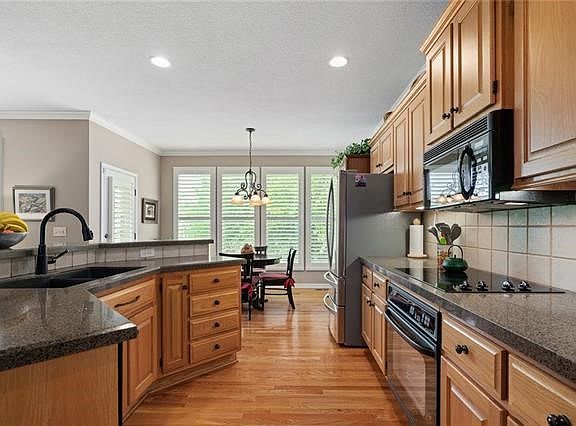 5th image of 14019 Parkhill St