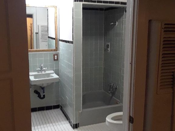 3rd image of 4520 Alice St