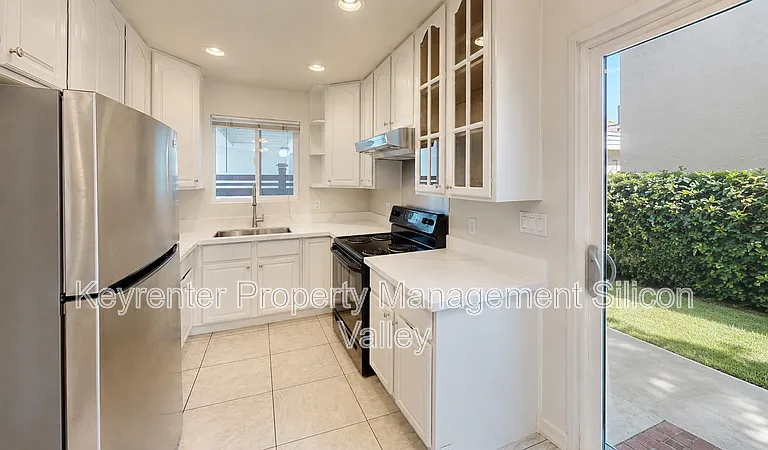 923 Ravenscourt Ave #1 — Photo 4