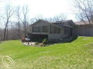 10365 Winding Valley Rd, Brighton, MI 48116