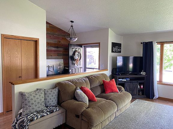 4th image of 5 Woodlane Dr