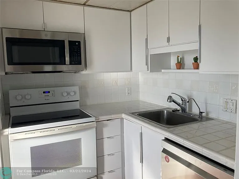 3300 N Palm Aire Dr #606 — Photo 6