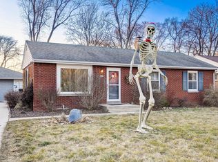 8945 N Navajo Rd, Bayside, WI 53217