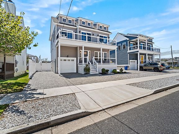 2nd image of 302 E 13th Ave