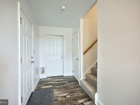 5th image of 204 Country Ridge Dr