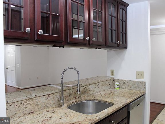 5th image of 9811 Lake Pointe Ct APT 104