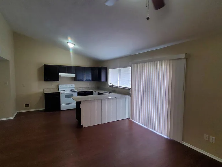 1125 Greenbriar Ln — Photo 6
