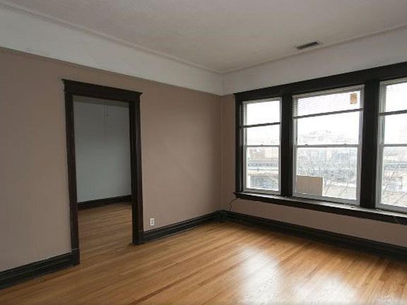 3rd image of 3352 N Sheffield Ave #2
