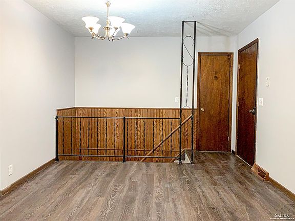 4th image of 736 Willow Dr
