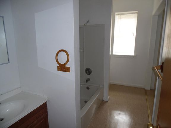 5th image of 820 W 38th St