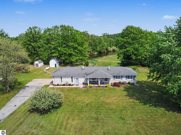 4389 Pine River Rd, Saint Louis, MI 48880