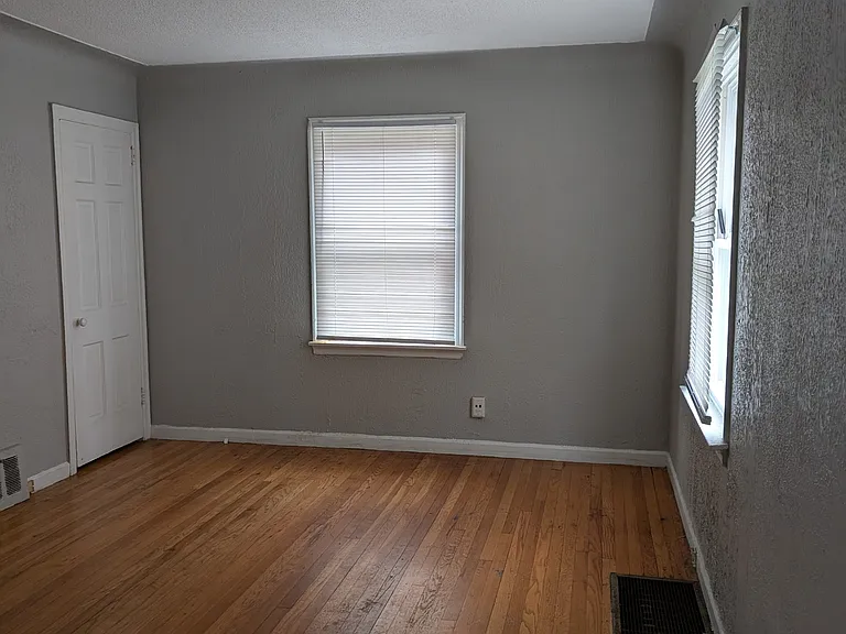 12084 Vaughan St — Photo 5