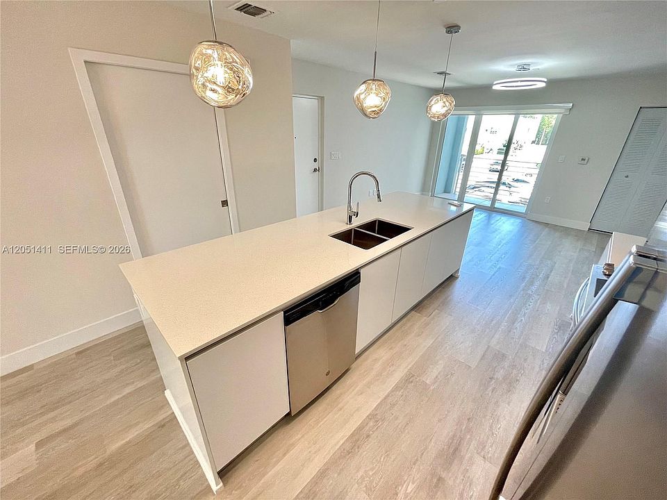 1st image of 2535 NE 193rd St #3212
