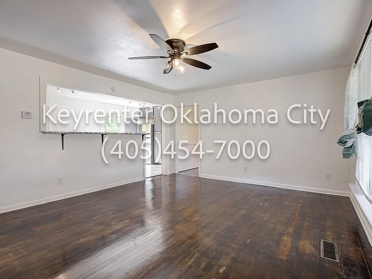 1524 Rowena Ln — Photo 4