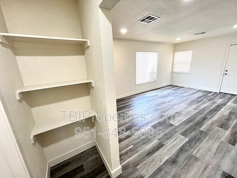 4667 N Mayfield Ave — Photo 12