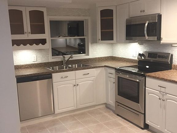 Great kitchen with all brand new SS appliances