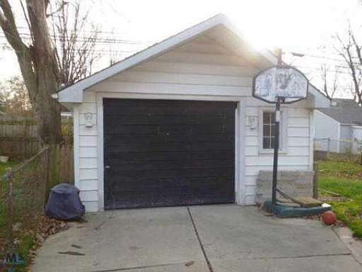 4th image of 22812 Alger St