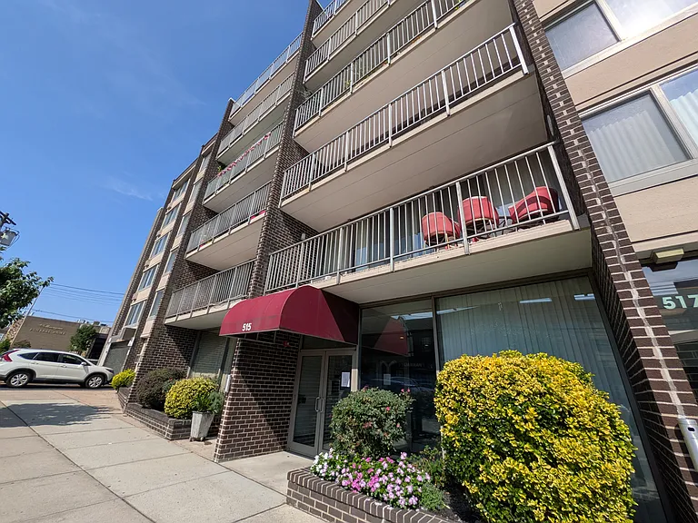 515 Anderson Ave — Photo 1