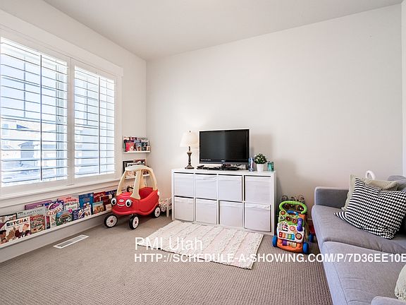 3rd image of 552 N Tundra Cir