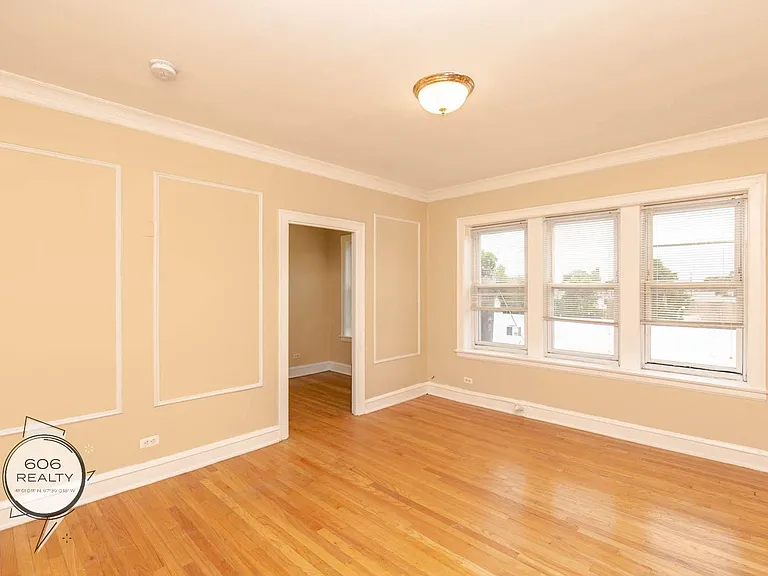 Updated Belmont Gardens/Kelvyn Park Apartment! — Photo 4