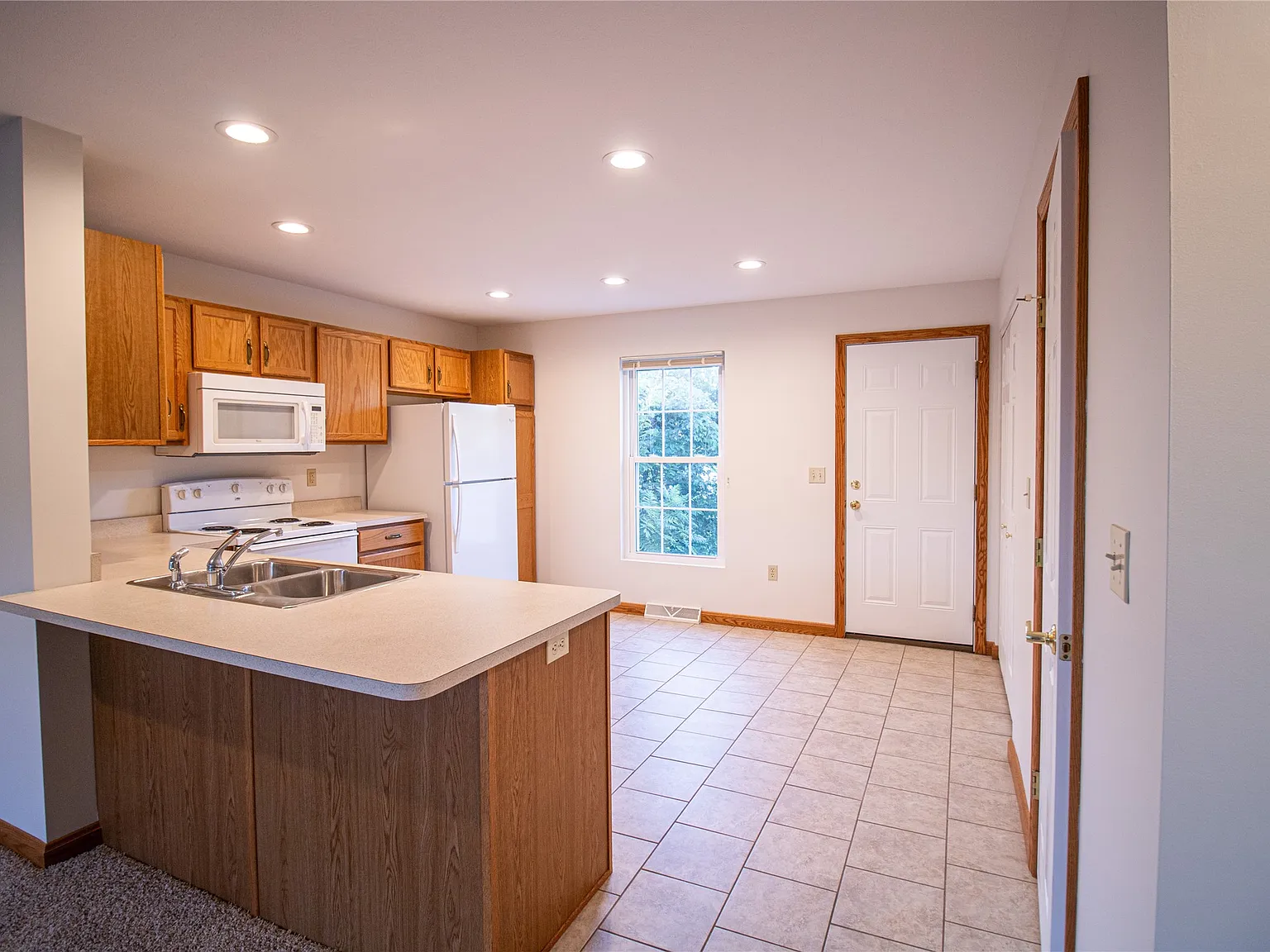 2 bed, 1.5 bath, 1200 sqft, $1,250 — Photo 4