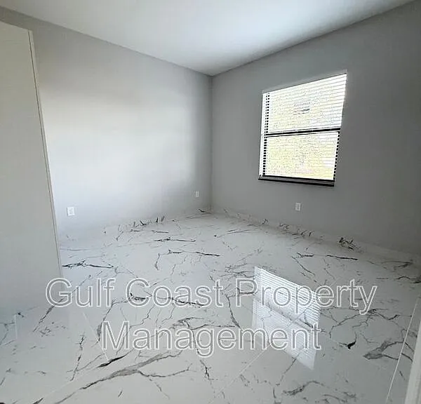 2216 NE 10th Pl — Photo 18