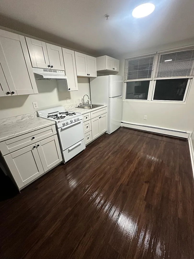 61 Park Ave West — Photo 2