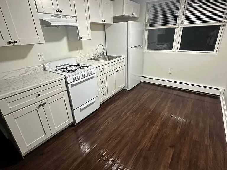 61 Park Ave W — Photo 2