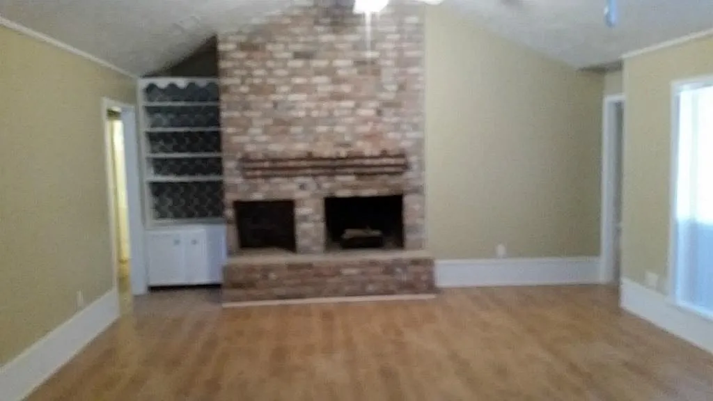 3 bed, 2.0 bath, 2012 sqft, $2,000 — Photo 2