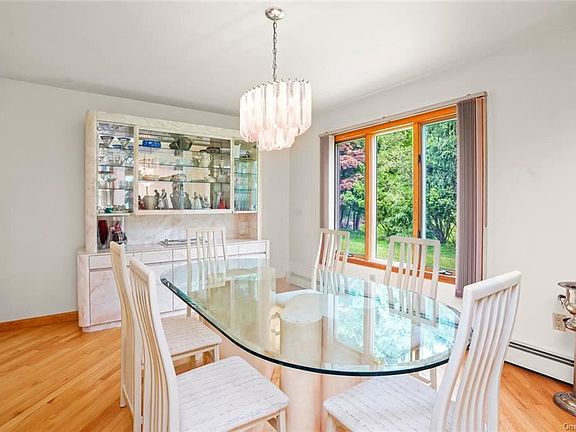 5th image of 8 Virginia Ln