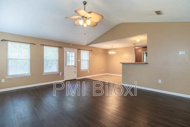 3 bed, 2.0 bath, 1702 sqft, $1,760 — Photo 4