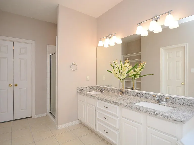 Master bathroom, double sinks, granite