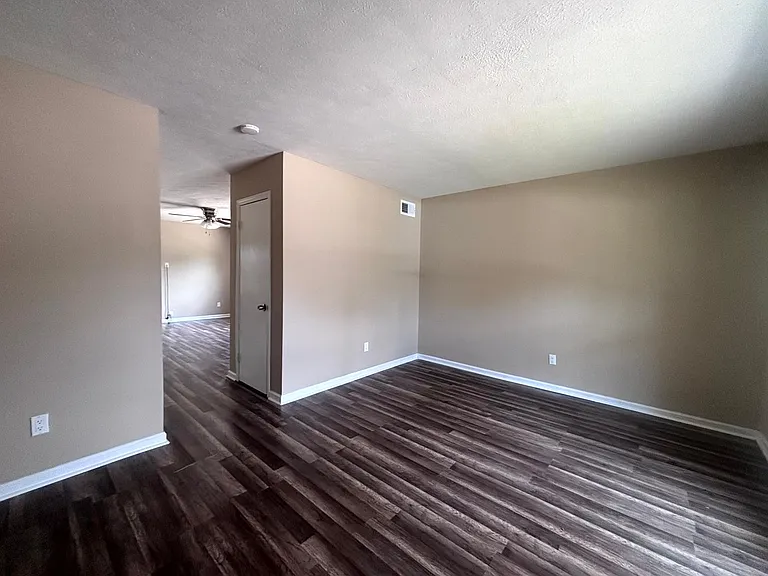 5523 Livingston Dr — Photo 10