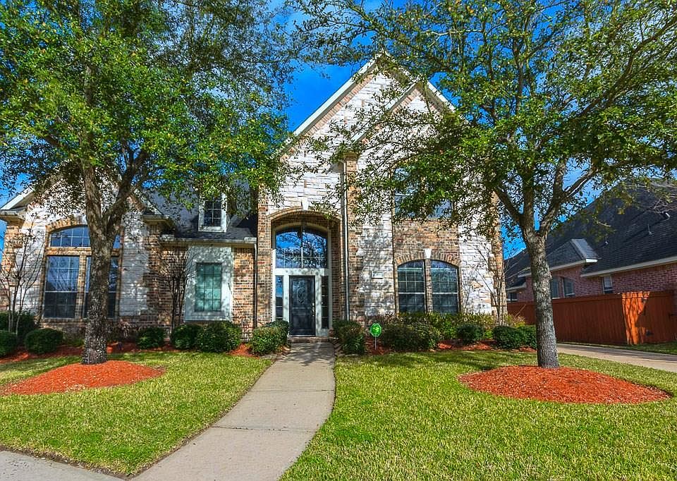Beautiful home on a cul-de-sac street in Lakes on Eldridge North with 24 hour manned gated entrance.