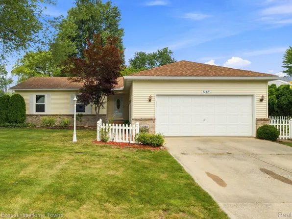 3282 Sapphire Ln, Fort Gratiot, MI 48059