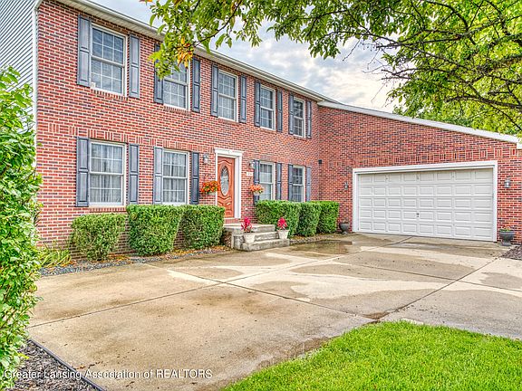 3rd image of 816 Ravenwood Ct