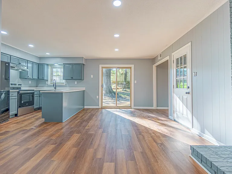 8229 Whitebrook Dr — Photo 2