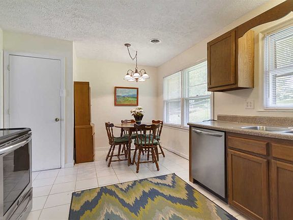 5th image of 45 Nancy Ct