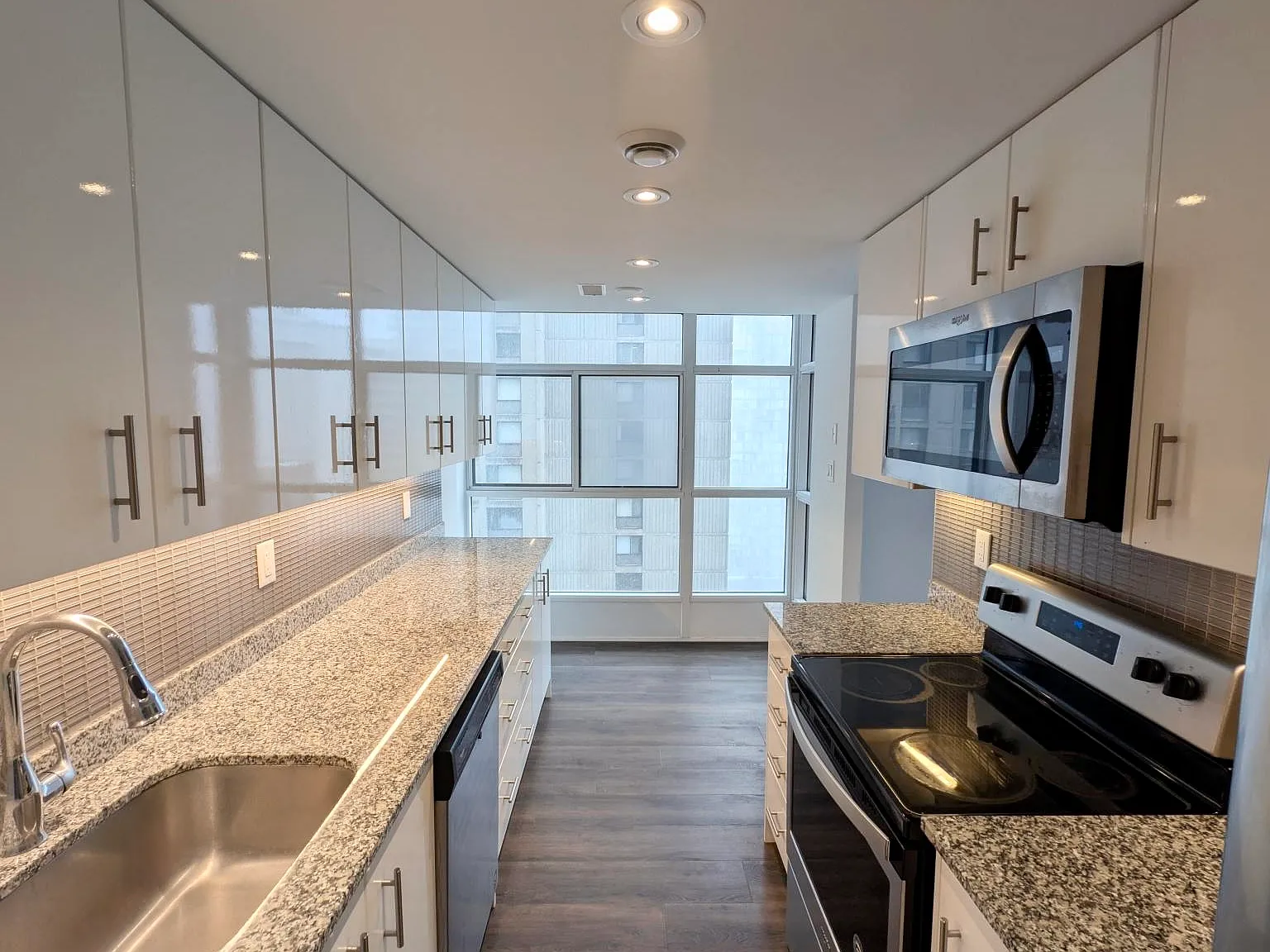 Bay Charles Towers — Photo 1