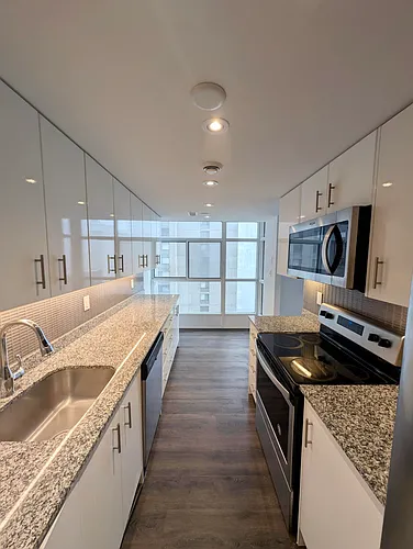 55 Charles St W Photo 1