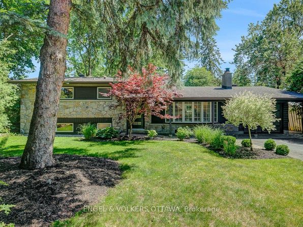54 Qualicum St, Ottawa, ON K2H 7H4