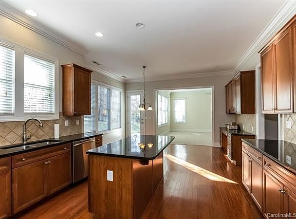 5th image of 4612 Valley View Dr